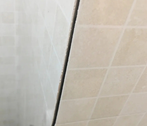 利州瓷砖空鼓维修公司分享阳台瓷砖脱落的修复过程可以分为以下几个步骤