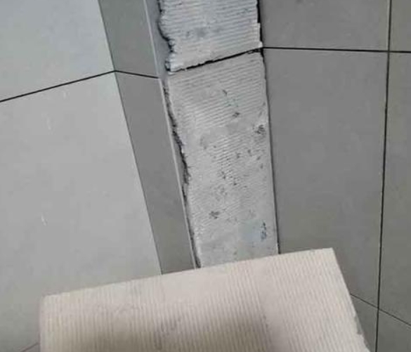 利州瓷砖空鼓维修公司分享下厨房瓷砖脱落的补救措施。
